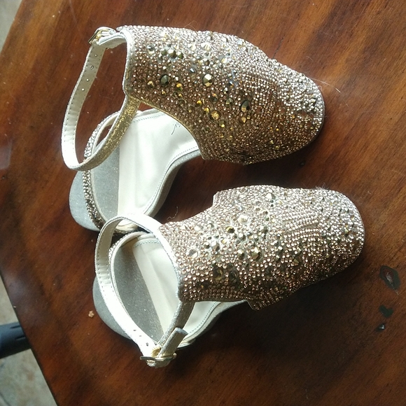 Betsy Johnson, 9, gold - Picture 2 of 7